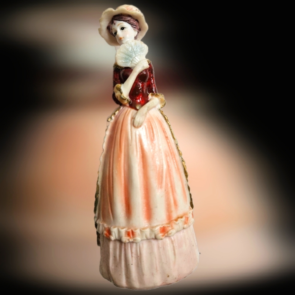 VINTAGE NAMELESS/BRANDLESS RESIN VICTORIAN ERA WOMAN FIGURINE DECOR COLLECTIBLE!